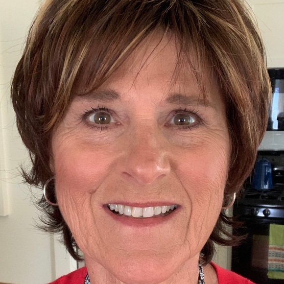 Profile Picture of Joyce Hoekzema (@joycehoekzema) on Poshmark