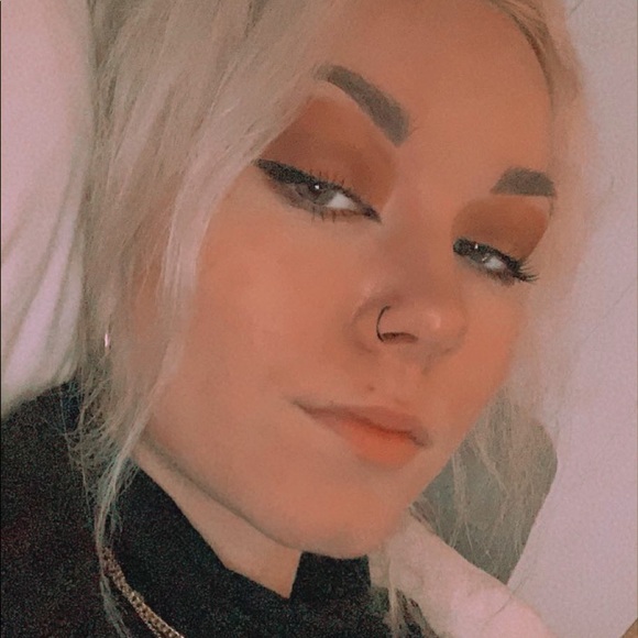 Profile Picture of Bailey Gable (@bailey_gable) on Poshmark