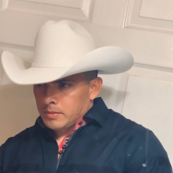 Profile Picture of Jose Alvarado (@manuelito106) on Poshmark