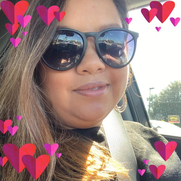 Profile Picture of Reanna Boodoo (@rkboodoo) on Poshmark
