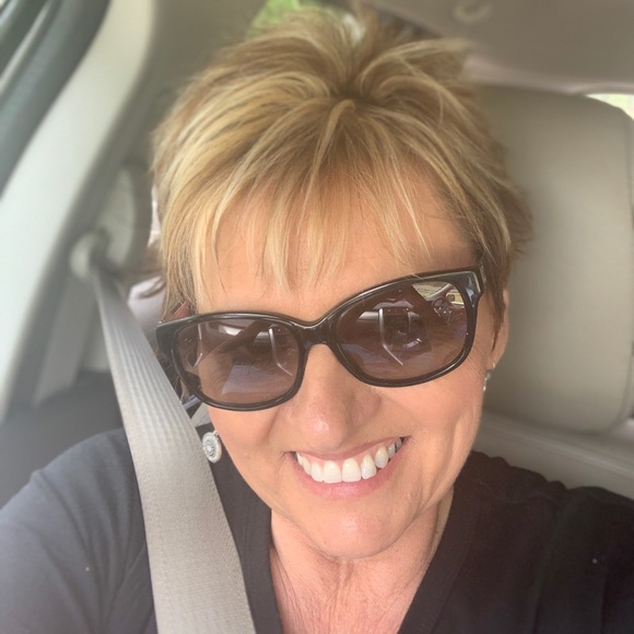 Profile Picture of Lena Robinson (@robslena) on Poshmark