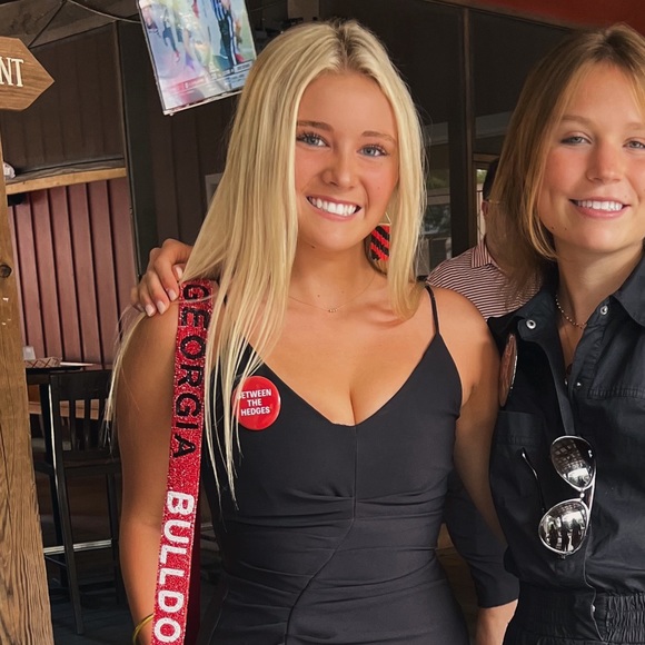 Profile Picture of Elle Warnett (@elle_warnett) on Poshmark