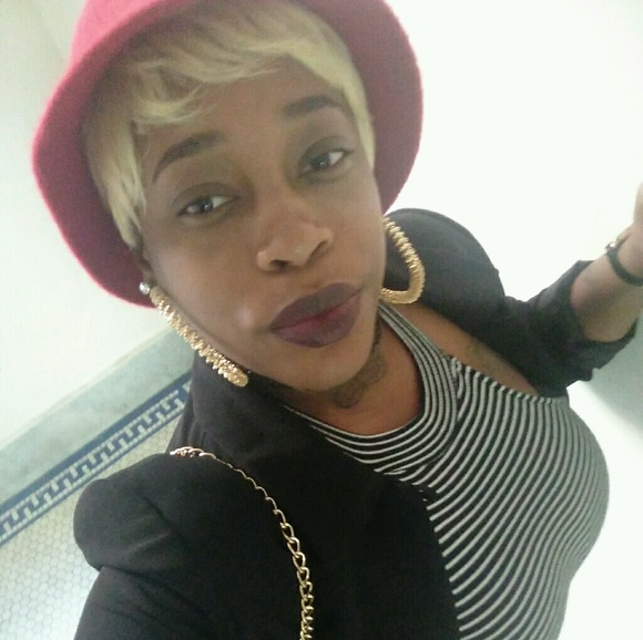 Profile Picture of Dominique Allen (@butterfly087) on Poshmark