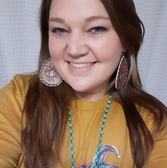 Profile Picture of Allison Allen (@artyalli) on Poshmark