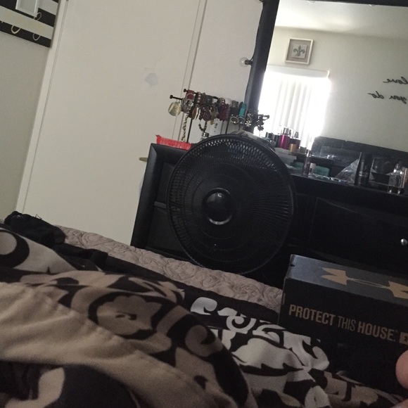 Profile Picture of Amanda Cavazos (@amandacavazos40) on Poshmark