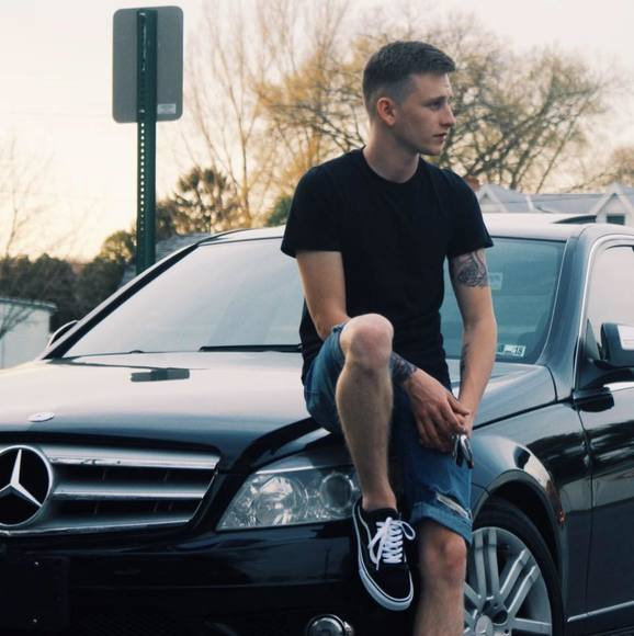 Profile Picture of Tylor Giger (@tylorgiger25) on Poshmark