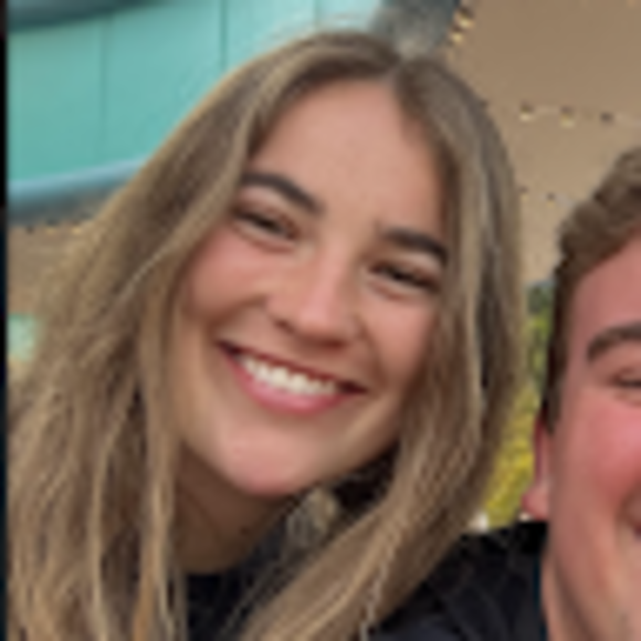 Profile Picture of Berkeley Runia (@berkeleyrunia) on Poshmark