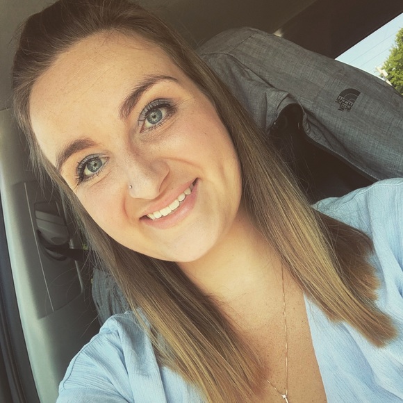 Profile Picture of Emily Zack (@ezack1995) on Poshmark