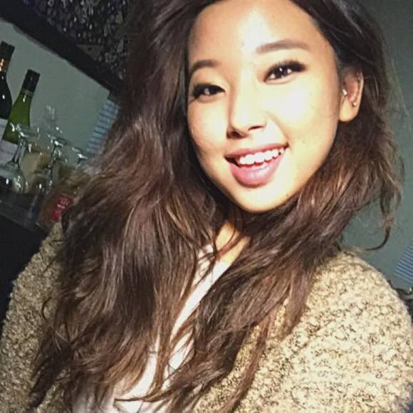 Profile Picture of Yewon Kim (@yewonk1) on Poshmark