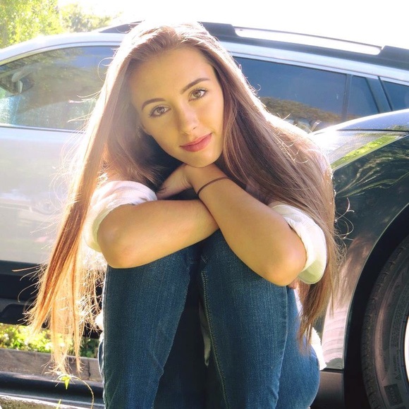 Profile Picture of Alexsandra Daniele (@taylordani) on Poshmark