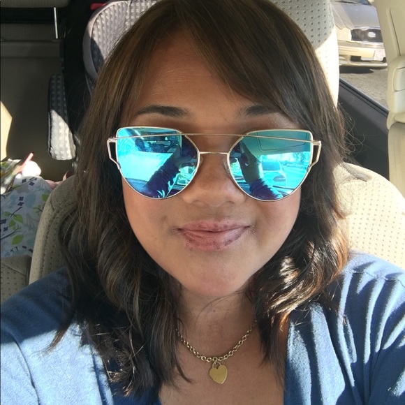 Profile Picture of Julia Sison (@toofull2fnxn) on Poshmark