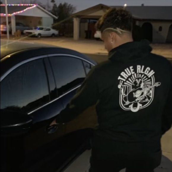 Profile Picture of Simon Flores (@siflores0225) on Poshmark