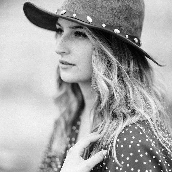 Profile Picture of Andi Wunderlich (@acw85441) on Poshmark