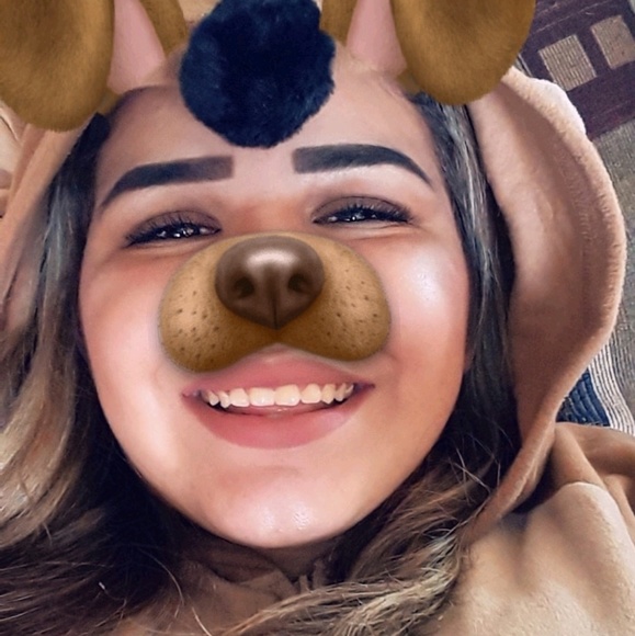 Profile Picture of Andreya Herrada (@andreya_h_19) on Poshmark