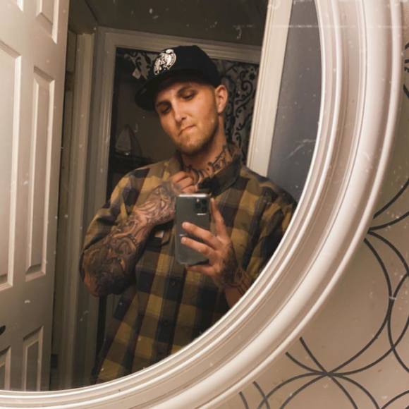 Profile Picture of Michael Perrara (@caputo321) on Poshmark