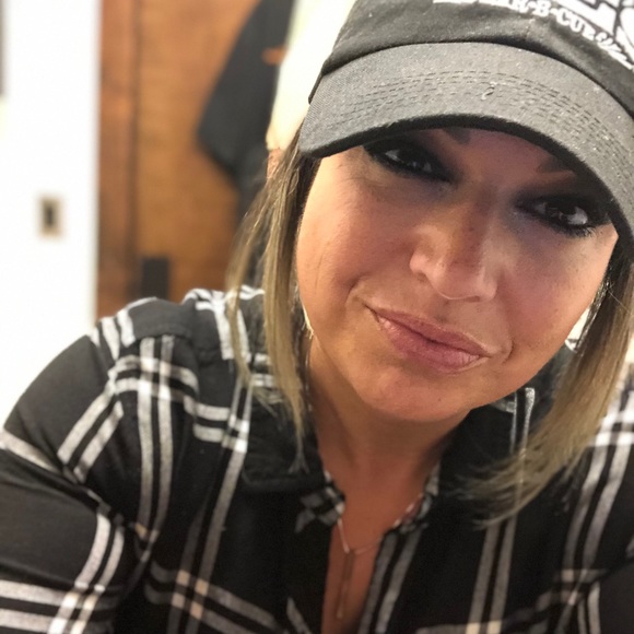 Profile Picture of Vanessa Mcquiggan (@vmcquiggan) on Poshmark