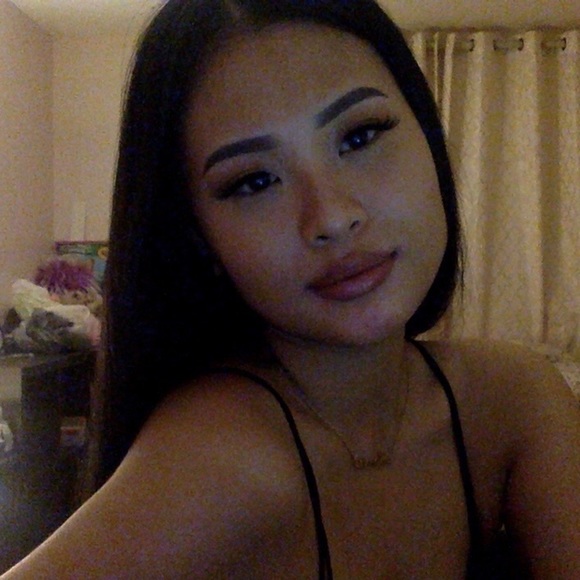 Profile Picture of Danielle Nguyen (@dngyn_) on Poshmark