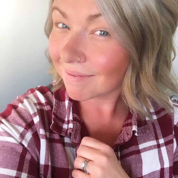 Profile Picture of Rachael Easson (@racheasson) on Poshmark