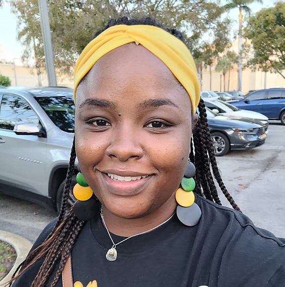 Profile Picture of Chavala Williams (@plush_green) on Poshmark