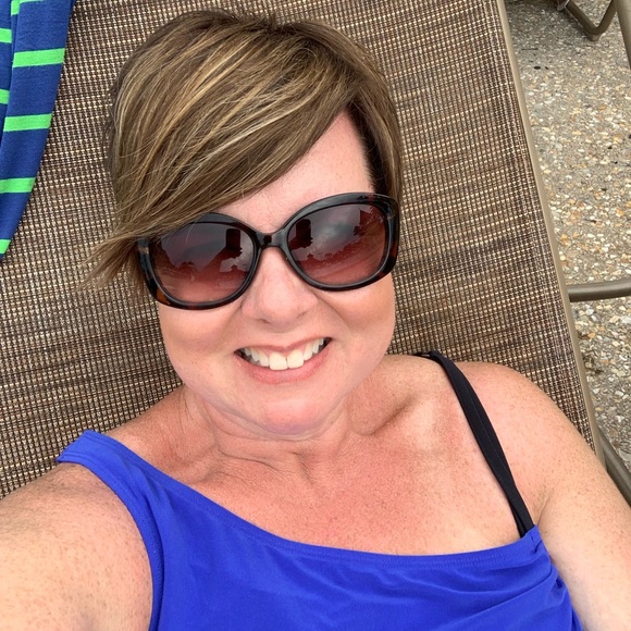 Profile Picture of Erin Nulty (@clvrlily) on Poshmark