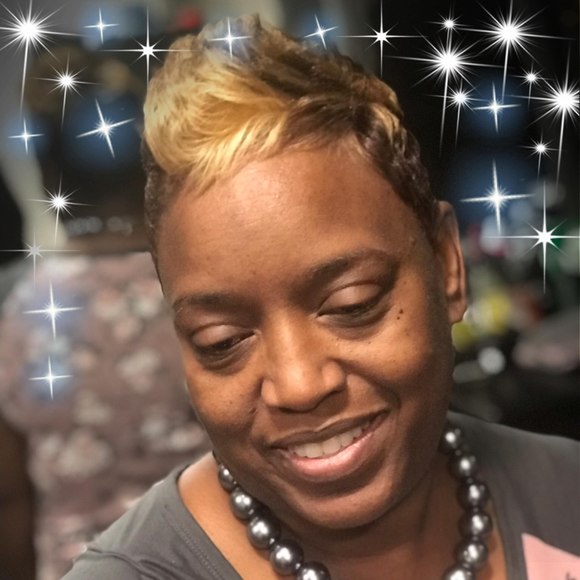 Profile Picture of Kim Stauts (@kzone00) on Poshmark