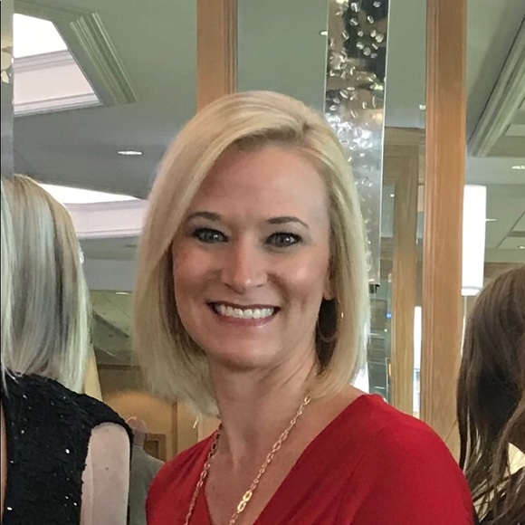 Profile Picture of Meredith Klindtworth (@mrwgators) on Poshmark