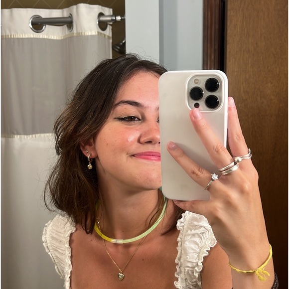 Profile Picture of Maduhhh Zanelato (@maduz) on Poshmark