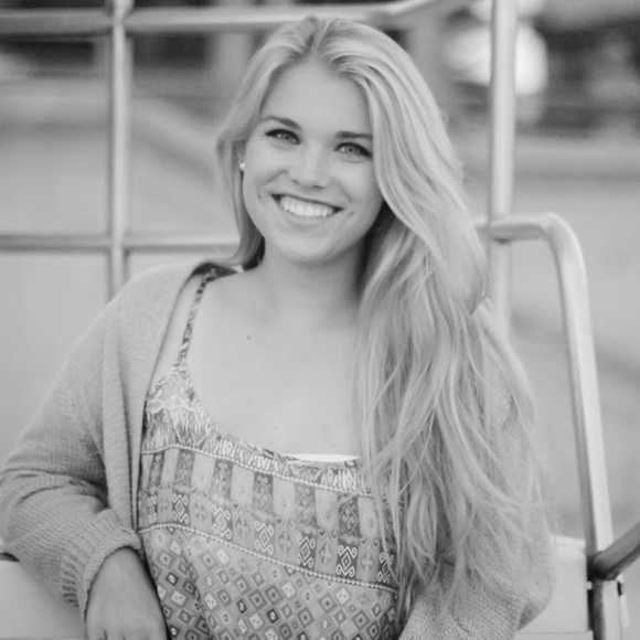 Profile Picture of Danielle Hendricks (@daniellemh96) on Poshmark