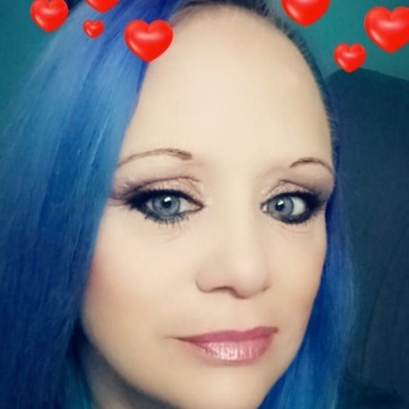 Profile Picture of Dee Fowler (@treehugnhipee) on Poshmark