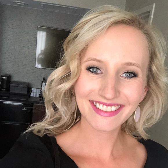 Profile Picture of Amanda Falk (@akf95) on Poshmark