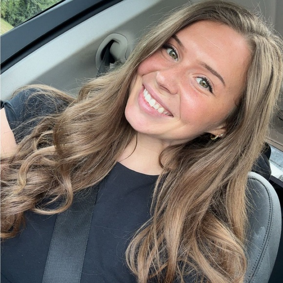 Profile Picture of Jessica Dorland (@shopjessica417) on Poshmark