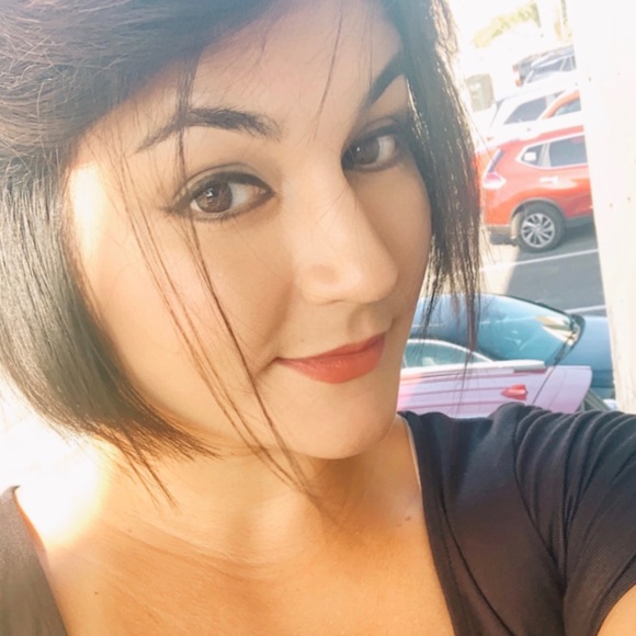 Profile Picture of Lisa Suriano (@lrsuriano) on Poshmark