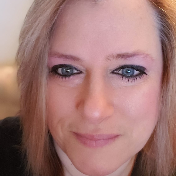 Profile Picture of Elisabeth Bialoblocki (@lisbialo66) on Poshmark