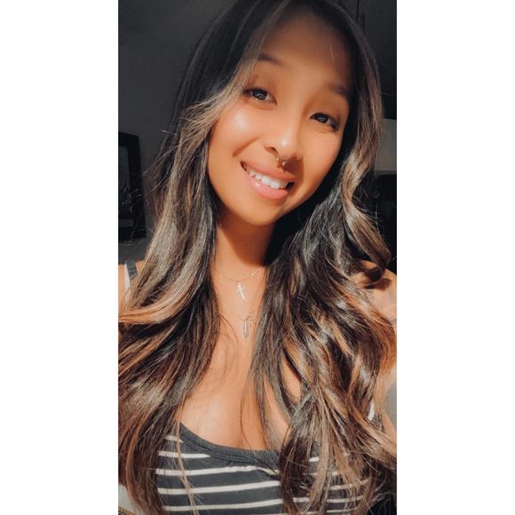 Profile Picture of Julia Mignault (@juliamignault) on Poshmark