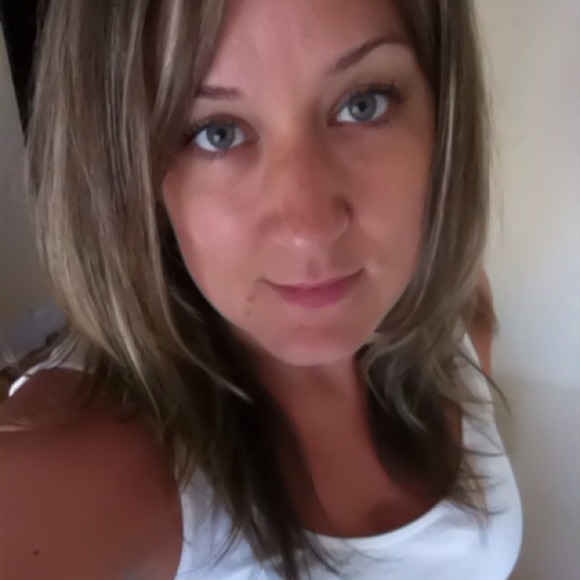 Profile Picture of Kim Hinton (@kimmik77) on Poshmark