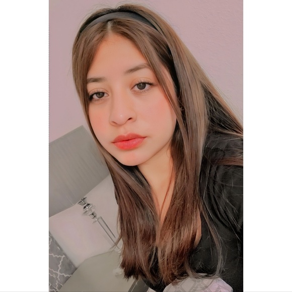 Profile Picture of Selena Vargas (@vargas_selena) on Poshmark