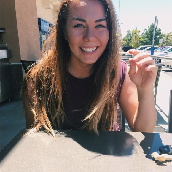 Profile Picture of Chloe Vandereyk (@chloevandereyk) on Poshmark