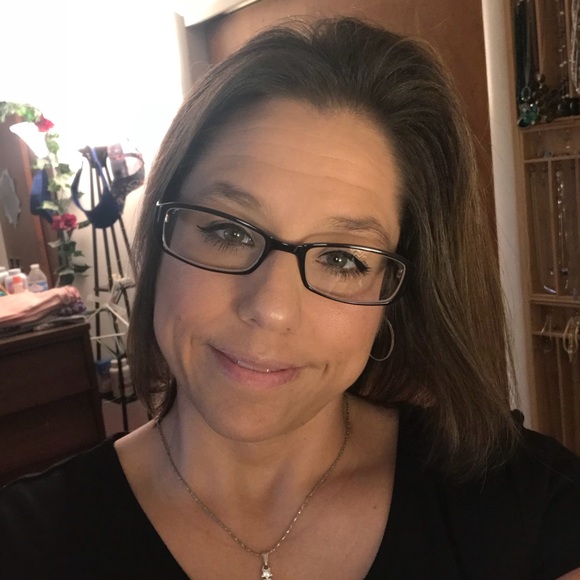 Profile Picture of Linda Mccray (@supermom421) on Poshmark