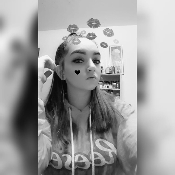 Profile Picture of Casey Trowbridge (@caseylynn1998) on Poshmark