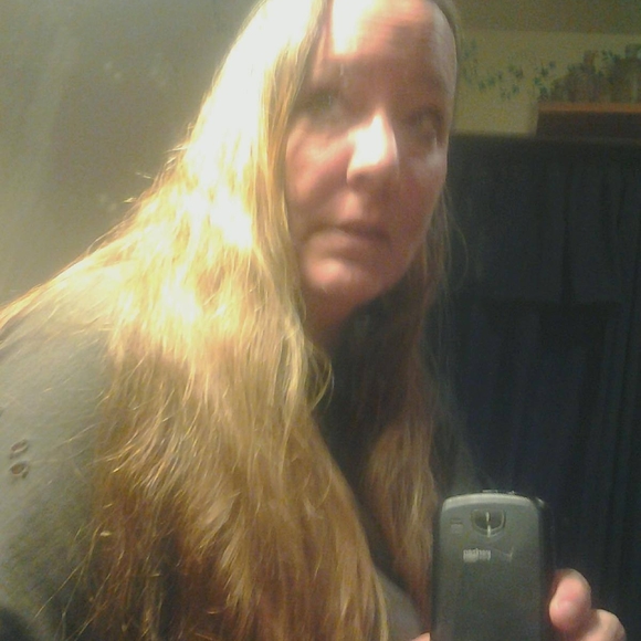 Profile Picture of Laurie Hummelbaugh (@howthehell) on Poshmark