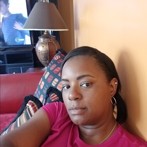 Profile Picture of Connie Baker (@natysia928) on Poshmark