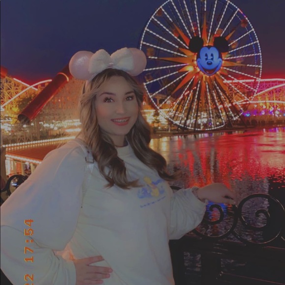 Profile Picture of Julianne Alvarez (@juliannealvarez) on Poshmark