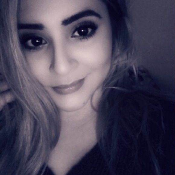 Profile Picture of Jackie Ledesma (@jackie1622) on Poshmark