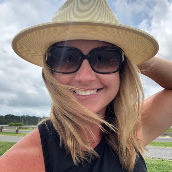 Profile Picture of Katharine Lahart (@kat_lahart) on Poshmark