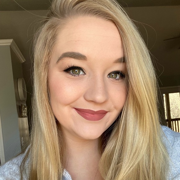 Profile Picture of Ariel Walsh (@arielscego) on Poshmark