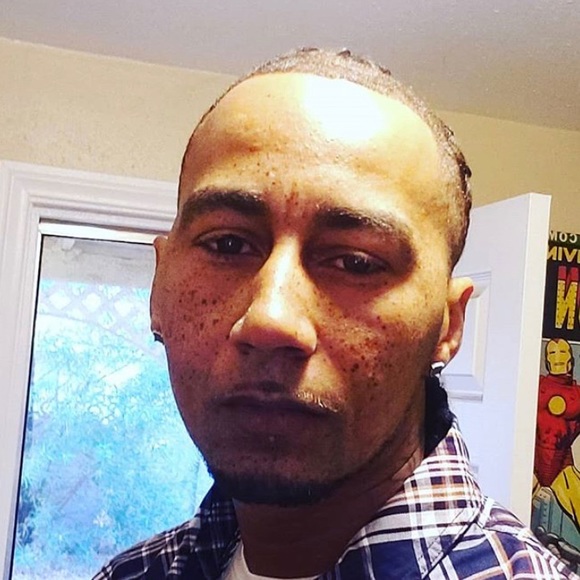 Profile Picture of Laty Banks (@latybanks) on Poshmark