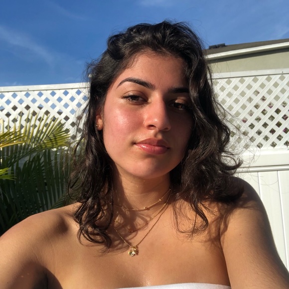 Profile Picture of Isabella Canas (@bellaic0112) on Poshmark