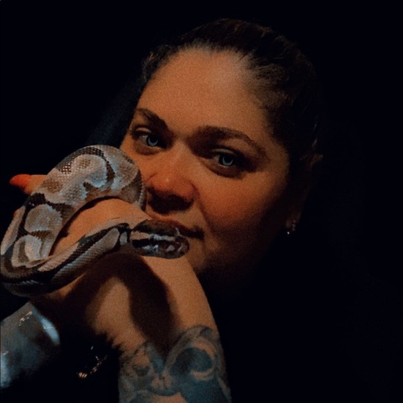 Profile Picture of Jasmary Adorno (@jasmaryadorno) on Poshmark