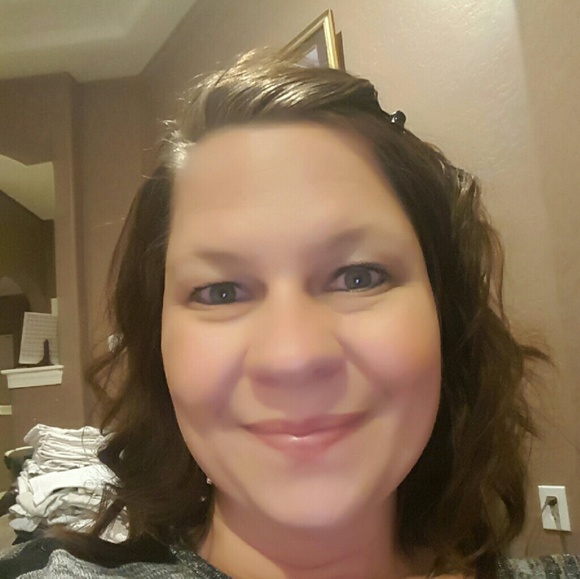 Profile Picture of Kara Matuzak (@matuzak5) on Poshmark