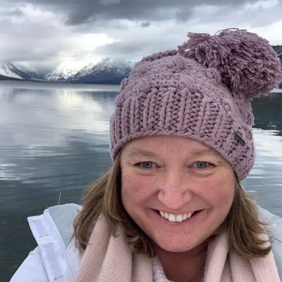 Profile Picture of Kelly Schwager (@kschwager) on Poshmark